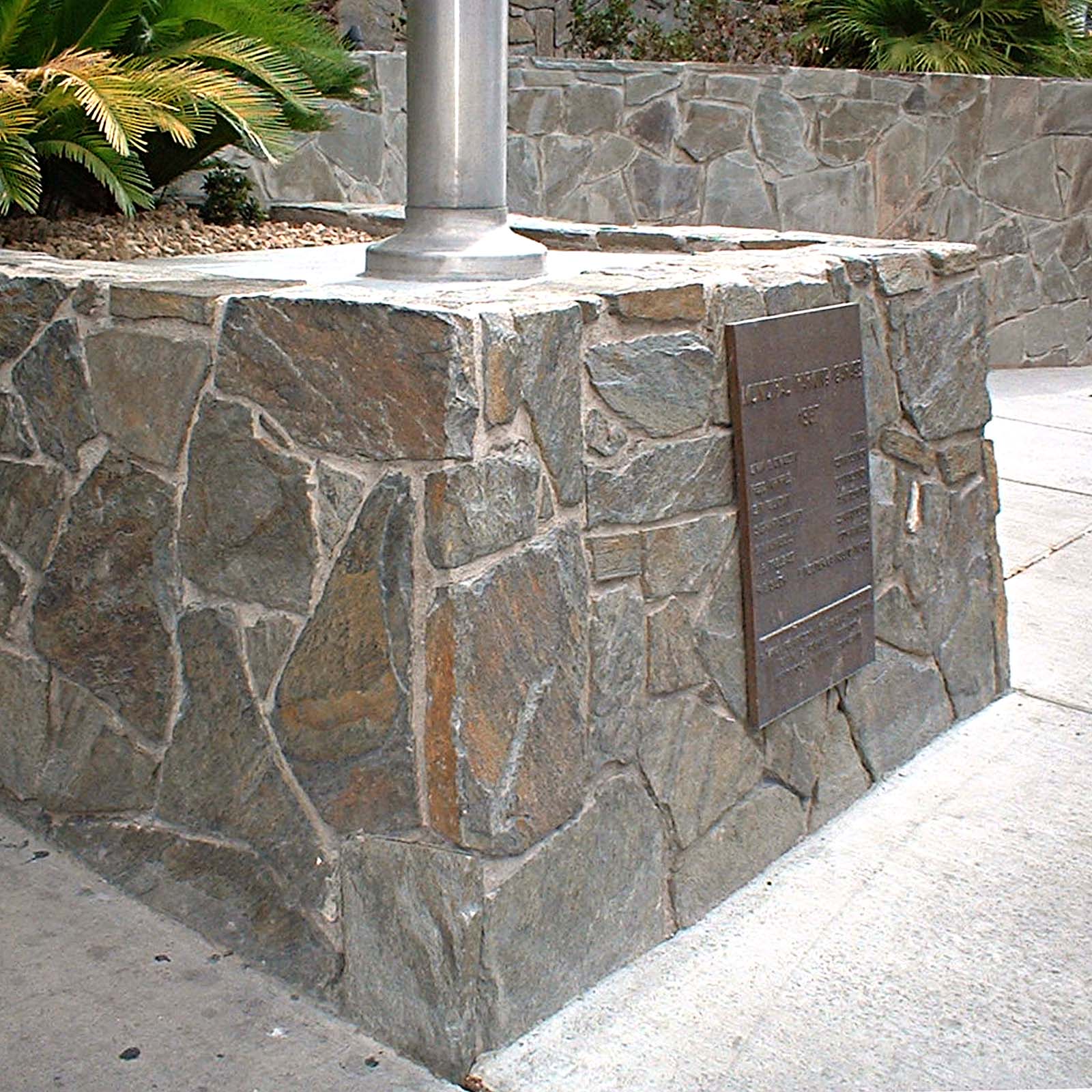 Storm Mountain 2-3&quot; Patio monument